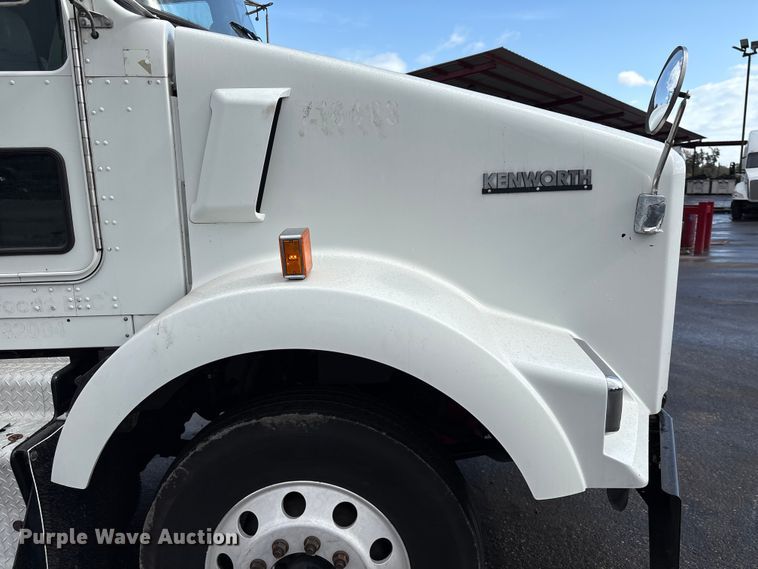 image for item EU7358 2016 Kenworth T800 semi truck