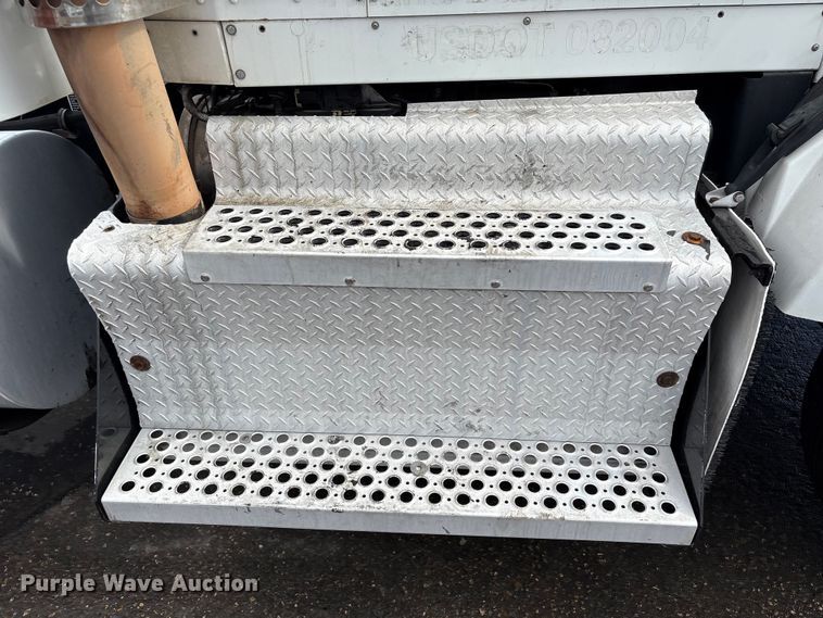 image for item EU7358 2016 Kenworth T800 semi truck