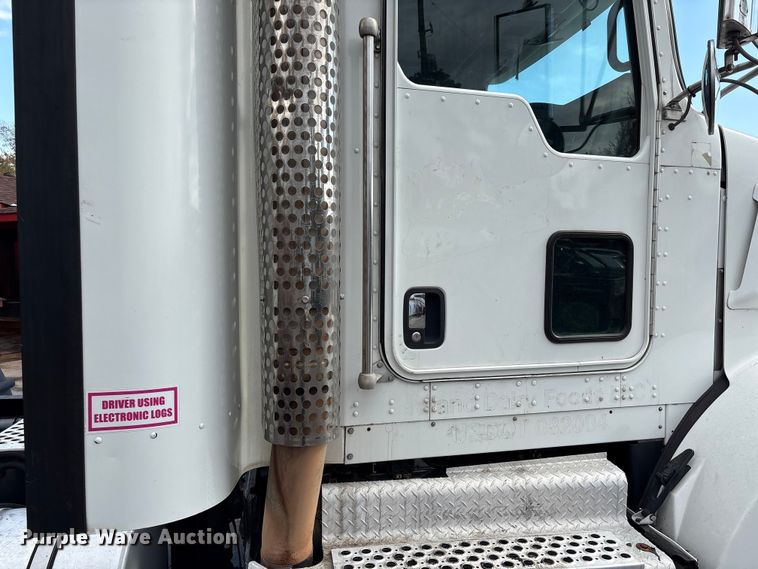 image for item EU7358 2016 Kenworth T800 semi truck