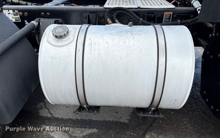 image for item EU7358 2016 Kenworth T800 semi truck