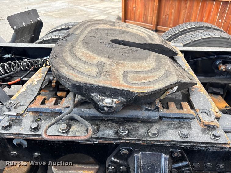 image for item EU7358 2016 Kenworth T800 semi truck