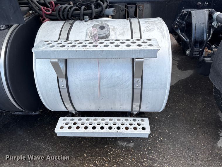 image for item EU7358 2016 Kenworth T800 semi truck