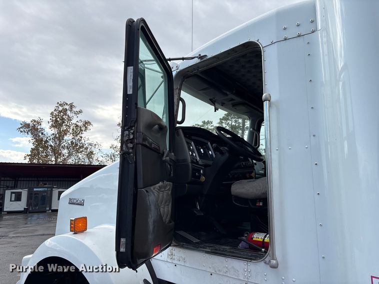 image for item EU7358 2016 Kenworth T800 semi truck