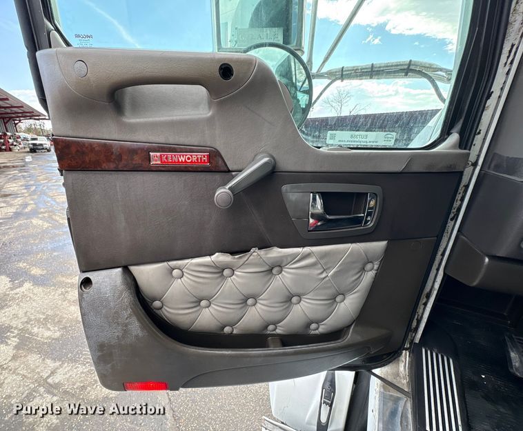 image for item EU7358 2016 Kenworth T800 semi truck