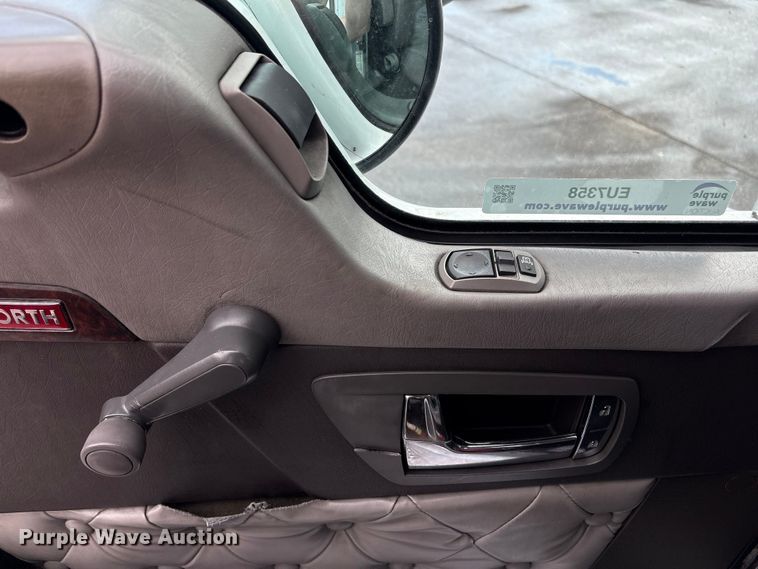 image for item EU7358 2016 Kenworth T800 semi truck