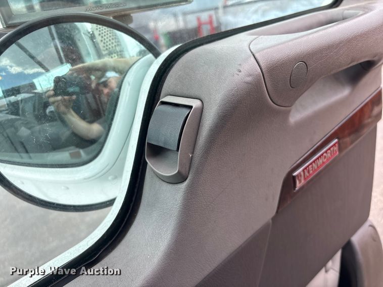 image for item EU7358 2016 Kenworth T800 semi truck