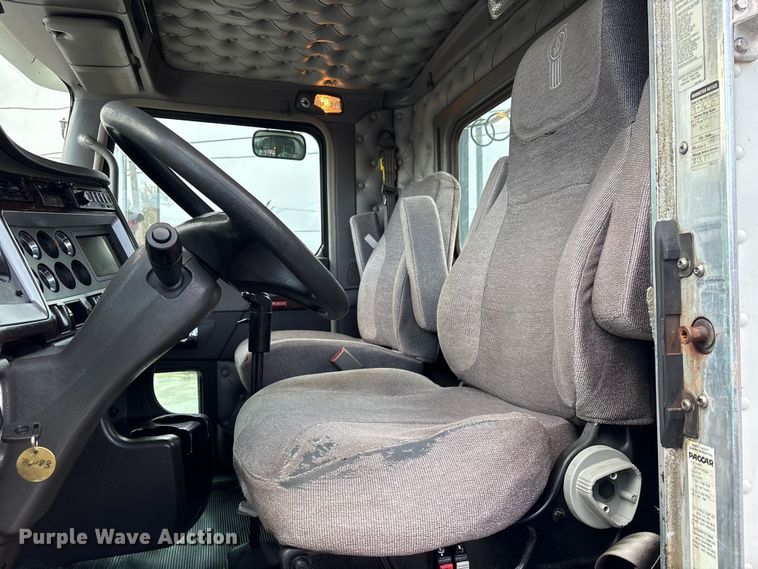 image for item EU7358 2016 Kenworth T800 semi truck