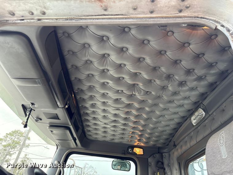 image for item EU7358 2016 Kenworth T800 semi truck