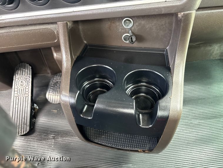 image for item EU7358 2016 Kenworth T800 semi truck