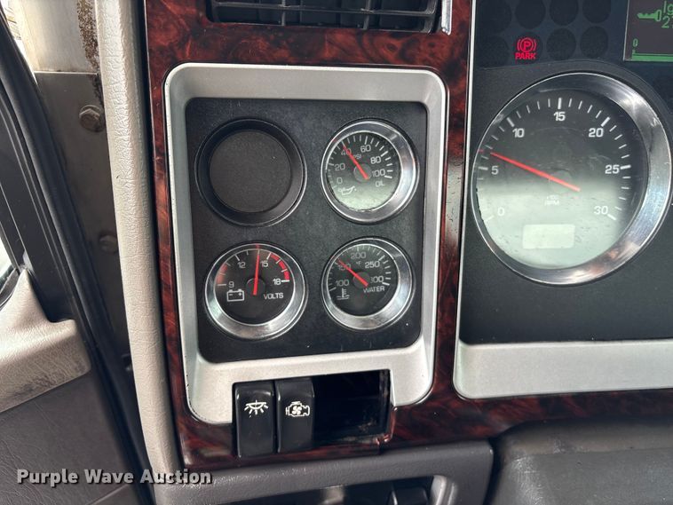 image for item EU7358 2016 Kenworth T800 semi truck