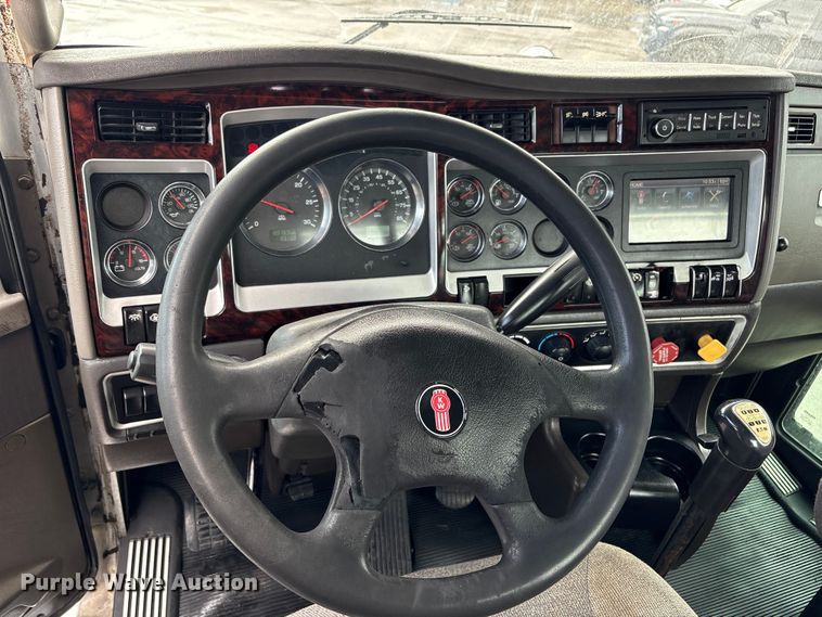 image for item EU7358 2016 Kenworth T800 semi truck