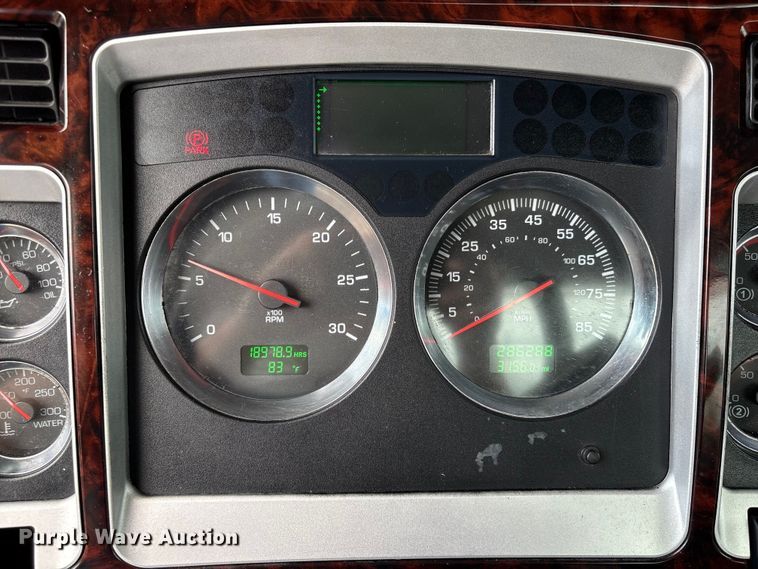 image for item EU7358 2016 Kenworth T800 semi truck