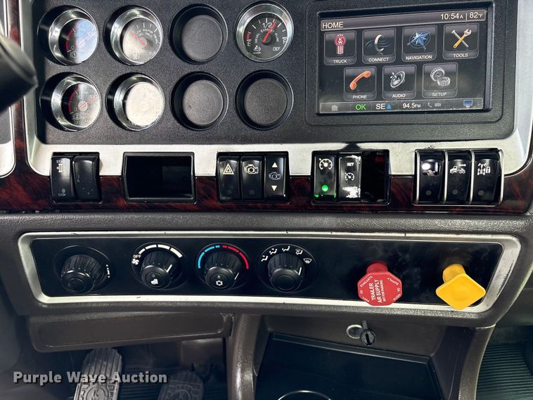 image for item EU7358 2016 Kenworth T800 semi truck