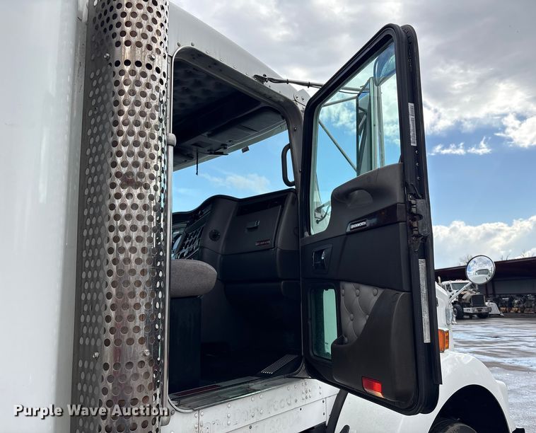 image for item EU7358 2016 Kenworth T800 semi truck