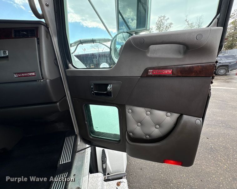 image for item EU7358 2016 Kenworth T800 semi truck