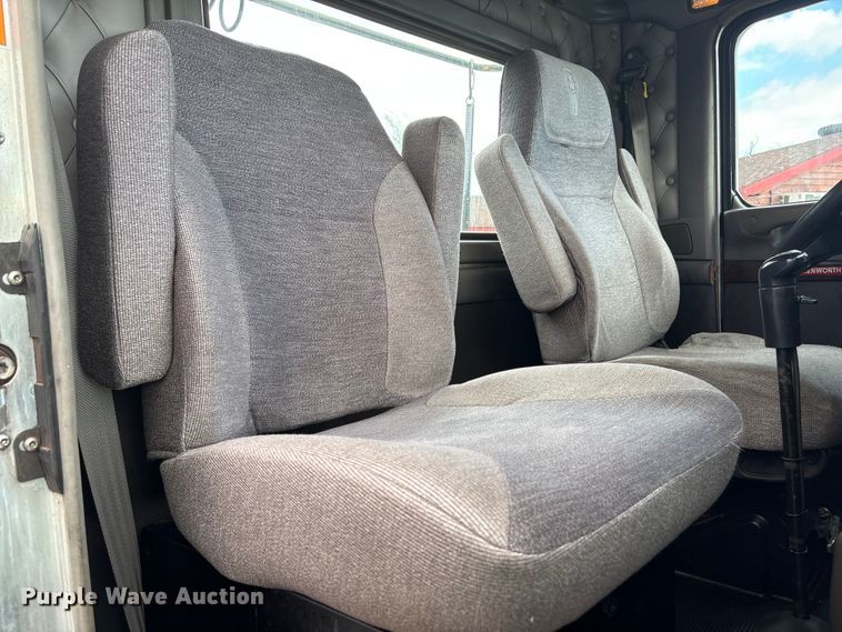 image for item EU7358 2016 Kenworth T800 semi truck