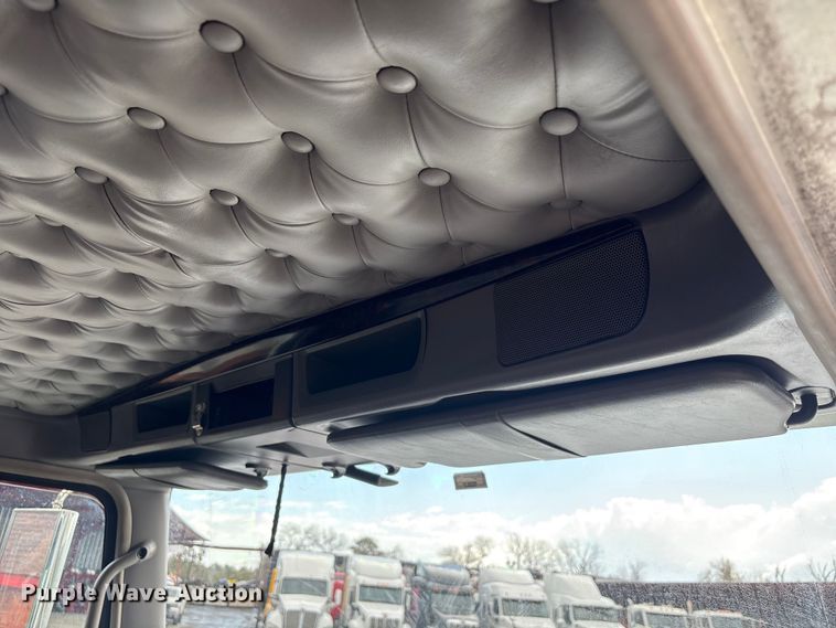 image for item EU7358 2016 Kenworth T800 semi truck