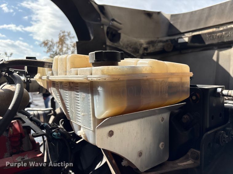 image for item EU7358 2016 Kenworth T800 semi truck