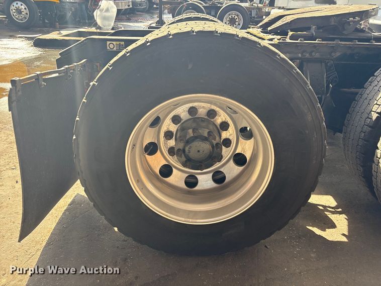 image for item EU7358 2016 Kenworth T800 semi truck