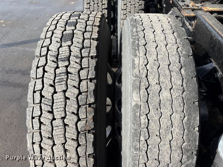 image for item EU7358 2016 Kenworth T800 semi truck