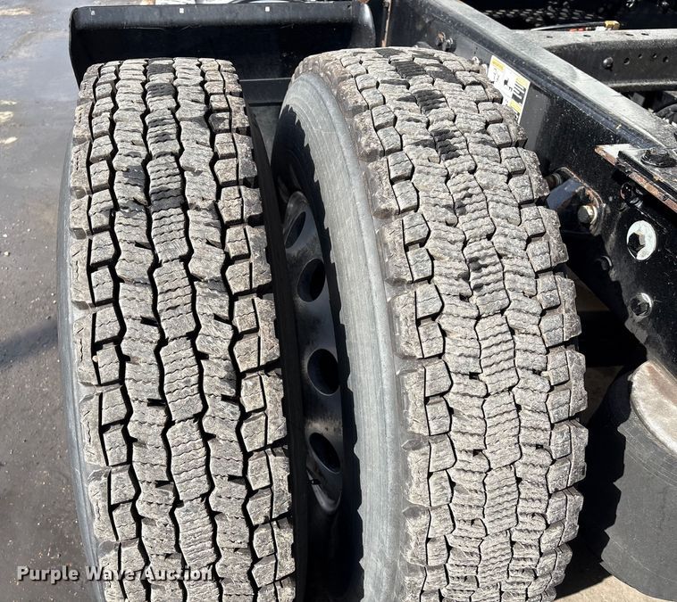 image for item EU7358 2016 Kenworth T800 semi truck