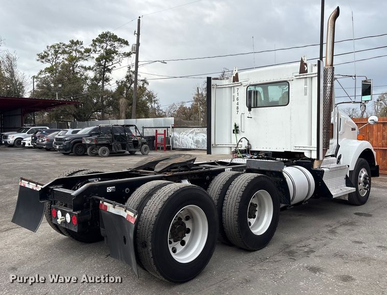 image for item EU7359 2016 Kenworth T800 semi truck