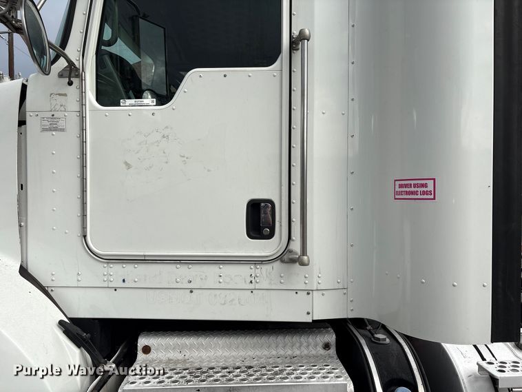 image for item EU7359 2016 Kenworth T800 semi truck