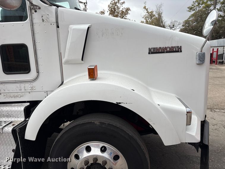 image for item EU7359 2016 Kenworth T800 semi truck