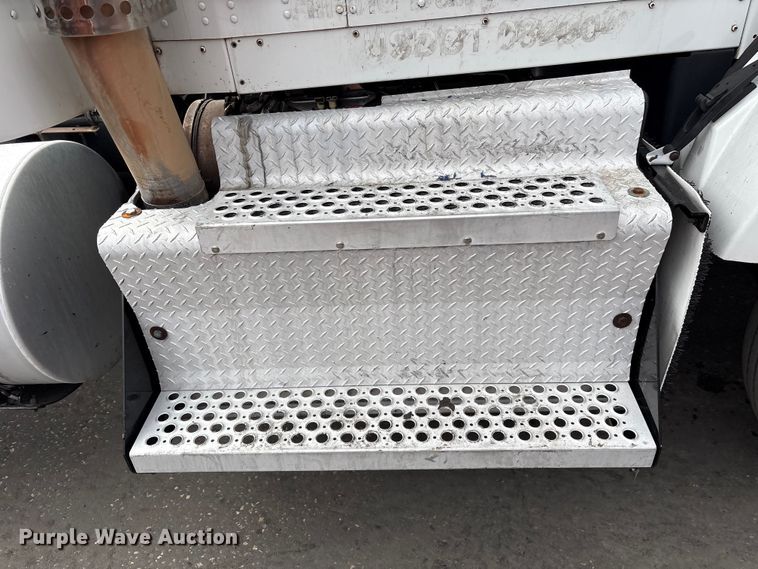 image for item EU7359 2016 Kenworth T800 semi truck