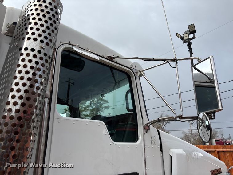 image for item EU7359 2016 Kenworth T800 semi truck