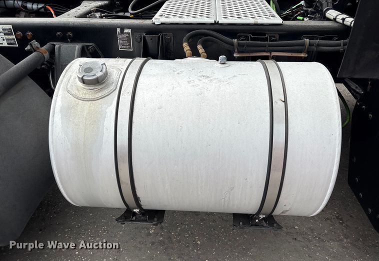 image for item EU7359 2016 Kenworth T800 semi truck