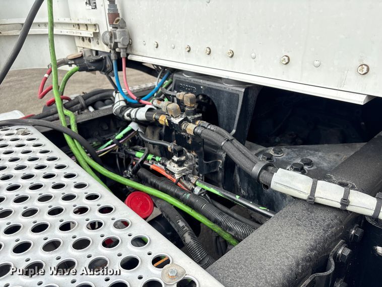 image for item EU7359 2016 Kenworth T800 semi truck