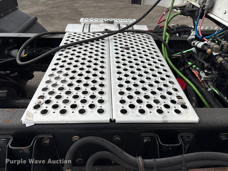 image for item EU7359 2016 Kenworth T800 semi truck