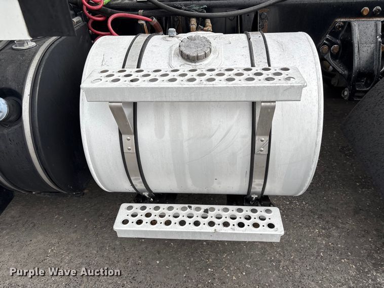 image for item EU7359 2016 Kenworth T800 semi truck