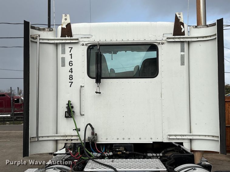 image for item EU7359 2016 Kenworth T800 semi truck