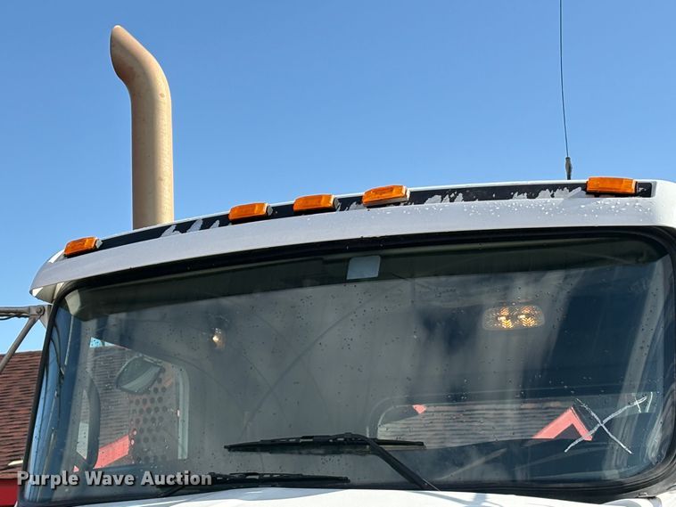 image for item EU7359 2016 Kenworth T800 semi truck