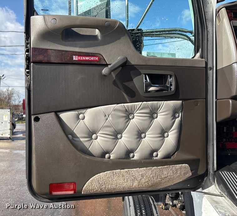 image for item EU7359 2016 Kenworth T800 semi truck