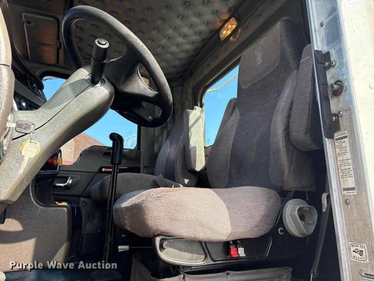 image for item EU7359 2016 Kenworth T800 semi truck