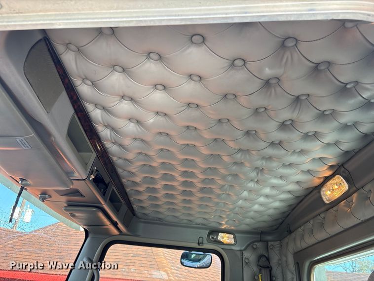 image for item EU7359 2016 Kenworth T800 semi truck