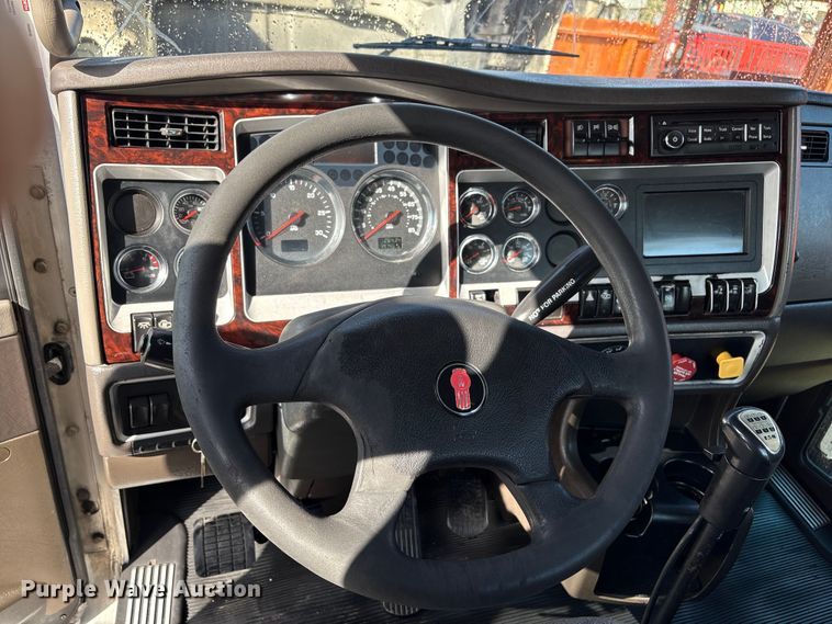 image for item EU7359 2016 Kenworth T800 semi truck