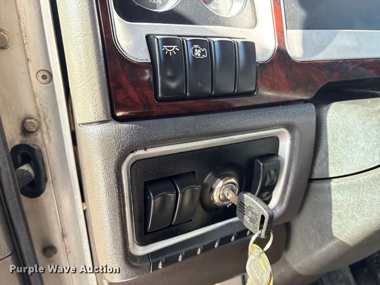 image for item EU7359 2016 Kenworth T800 semi truck