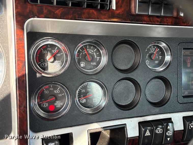 image for item EU7359 2016 Kenworth T800 semi truck