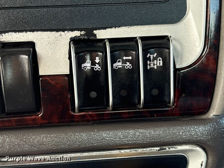 image for item EU7359 2016 Kenworth T800 semi truck