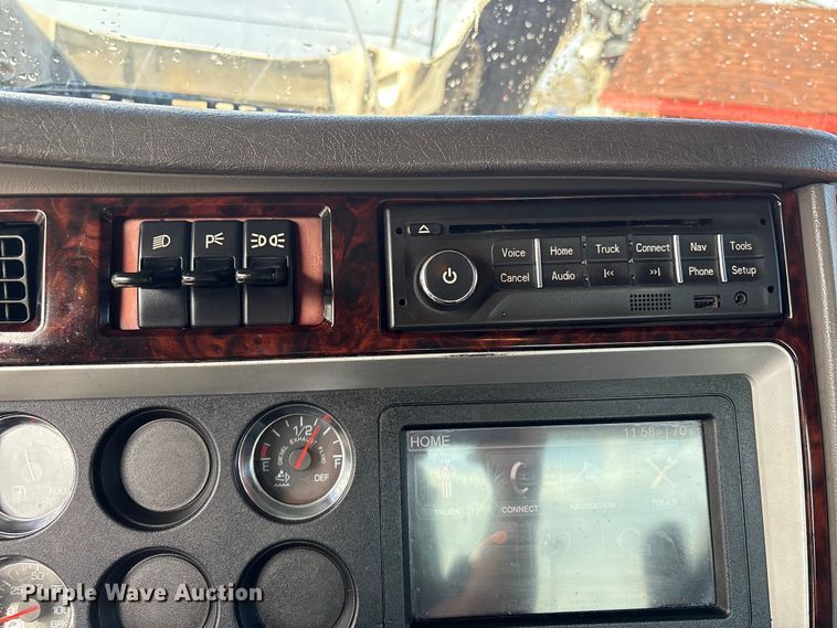 image for item EU7359 2016 Kenworth T800 semi truck