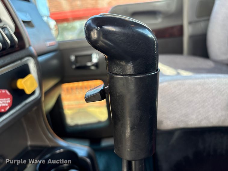 image for item EU7359 2016 Kenworth T800 semi truck