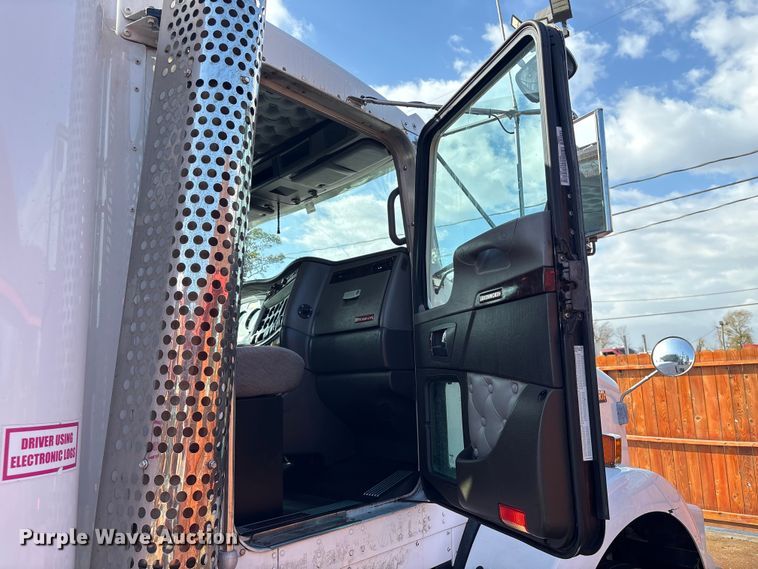 image for item EU7359 2016 Kenworth T800 semi truck