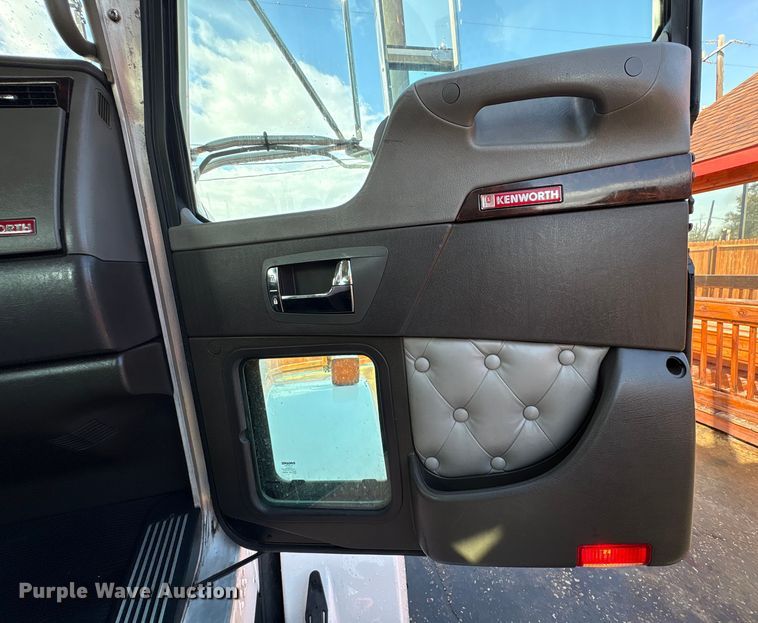 image for item EU7359 2016 Kenworth T800 semi truck