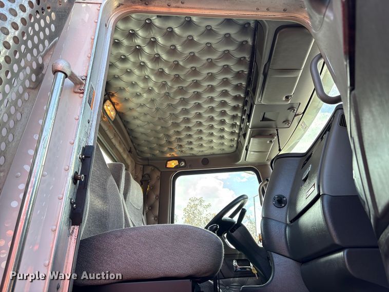 image for item EU7359 2016 Kenworth T800 semi truck