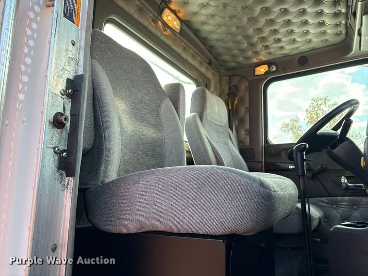 image for item EU7359 2016 Kenworth T800 semi truck