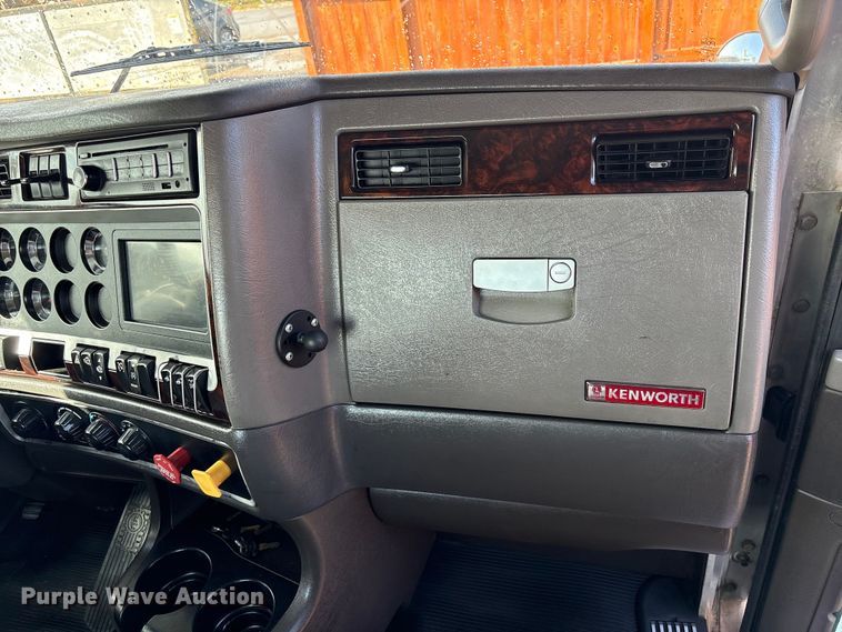 image for item EU7359 2016 Kenworth T800 semi truck